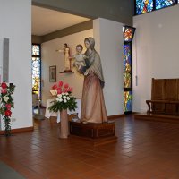 L'addobbo florale alla statua della Madonna